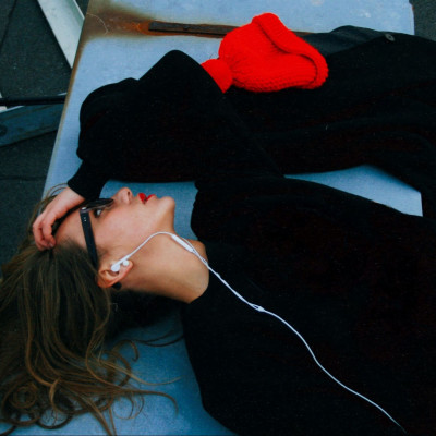 5+1 tracks που πρέπει να έχει η playlist σου για μια σωστή επιστροφή στην κανονικότητα