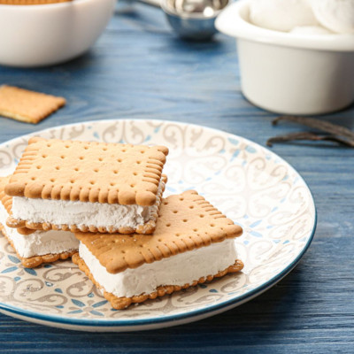 Παγωτό σάντουιτς με μπισκότα πτι μπερ (vid)