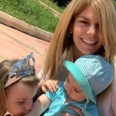 Νατάσα Σκαφίδα: Το πρώτο μπάνιο του γιου της στη θάλασσα - Δείτε στιλ ο μικρός (pics)