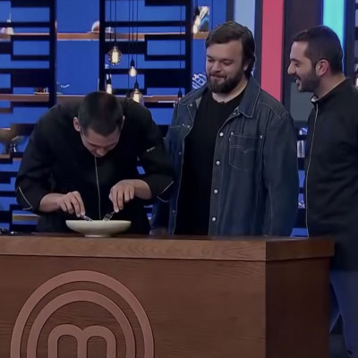 MasterChef: Ο Κοντιζάς βρήκε κόκαλο στο πιάτο του Κουτσόπουλου (video)