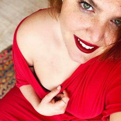 Η Δανάη Μπάρκα ποζάρει στη βόλτα της πιο χαρούμενη από ποτέ