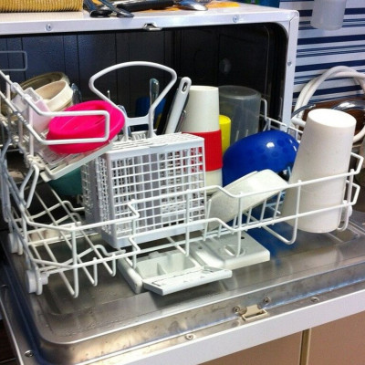 Μυρίζει άσχημα το πλυντήριο πιάτων; Έτσι θα διώξετε τη μυρωδιά με υλικό από το ψυγείο (photos)