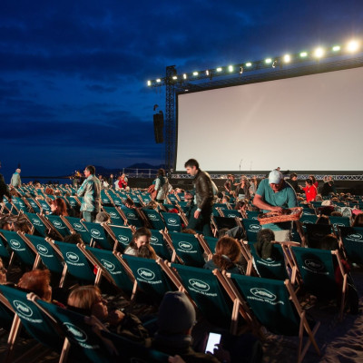 Πώς θα μετατρέψεις το μπαλκόνι σου σε θερινό σινεμά