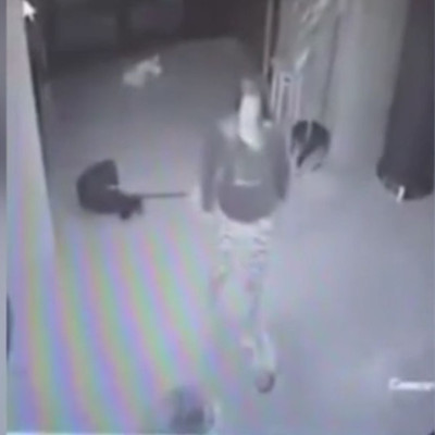 Εικόνες ΣΟΚ: Μητέρα πέταξε το δίμηνο μωρό της στο πάτωμα γιατί τσακώθηκε με τον εραστή της (video)