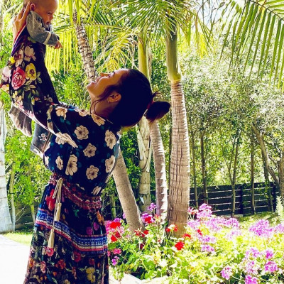 Η star ποζάρει με μαγιό... 11 εβδομάδες μετά τη γέννα και το κορμί της συγκλονίζει (photos)