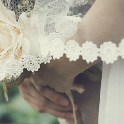 Αναβλήθηκε ο γάμος του με πλαστική κούκλα λόγω κορονοϊού (photos)