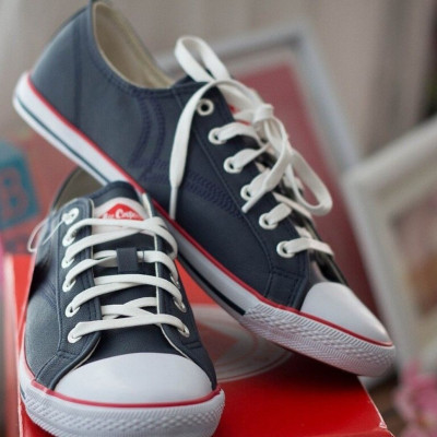 Έριξε μαγειρική σόδα στα παπούτσια της - Δείτε γιατί και θα το κάνετε κι εσείς (video)