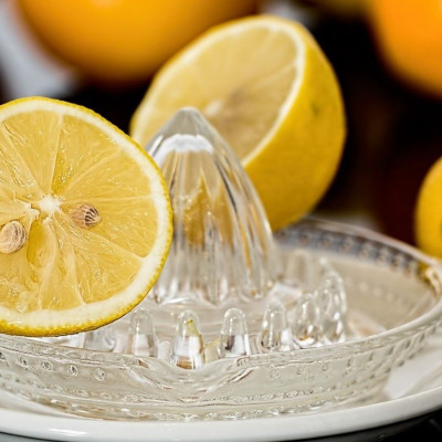 Κόβεις τα λεμόνια στη μέση; Σταμάτα άμεσα! Αυτός είναι ο σωστός τρόπος (photos)