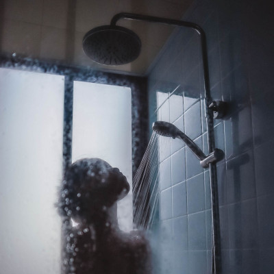 Πόσο ασφαλές είναι να κάνεις ντους κατά τη διάρκεια της καταιγίδας;