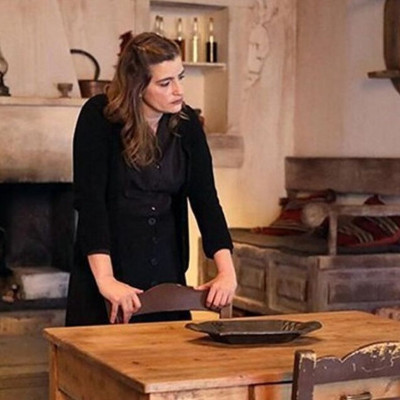 Άγριες Μέλισσες:Η Λενιώ σε δυο φωτογραφίες που δεν είχες φανταστεί!Το μίνι φόρεμα η πόζα με το κολάν