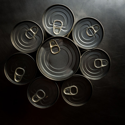 Αυτό το βίντεο που έγινε πάλι viral σου δείχνει πώς θα ανοίξεις μια κονσέρβα χωρίς κανένα εργαλείο