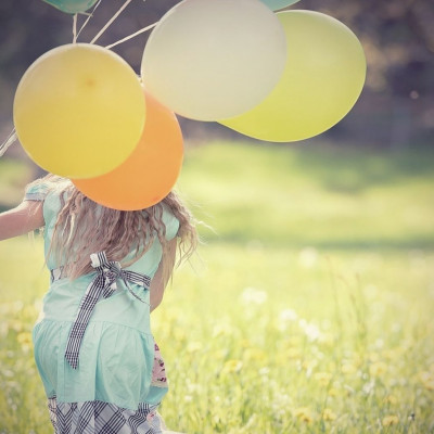 Βάζει λεμόνι πάνω σε μπαλόνι - Μόλις δείτε γιατί θα το κάνετε κι εσείς (video)