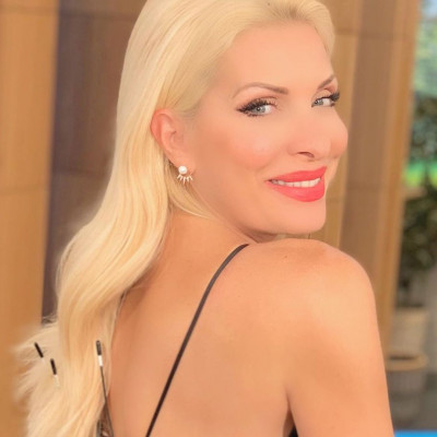 Η Ελένη Μενεγάκη με καστανά μαλλιά και ακόμα πιο λεπτή. Την έχεις δει;