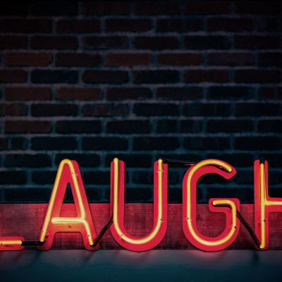 Έχεις αναρωτηθεί γιατί στις σειρές ακούς κόσμο να γελάει; Να η αιτία