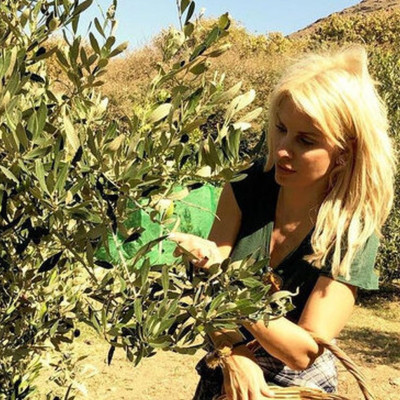 Ελένη Μενεγάκη: Αγρότισσα στην Άνδρο! Το μαγικό μποστάνι της στο νησί