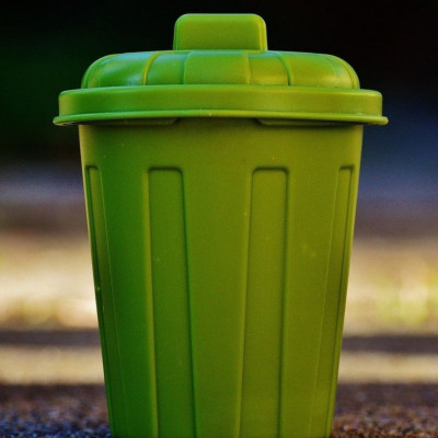 Ρίχνει βαμβάκι με ξύδι στον κάδο πριν την σακούλα - Δείτε γιατί και θα το κάνετε (photos)