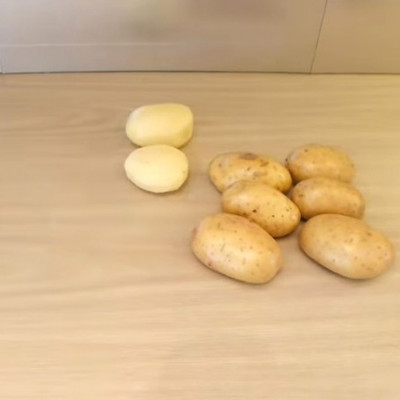 Καθαρίστε τις πατάτες σας χωρίς καθόλου κόπο - Τρομερό κόλπο (video)