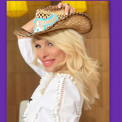 Η Μενεγάκη με κυτταρίτιδα και κοιλίτσα– Οι φώτο που δείχνουν τις ατέλειές της