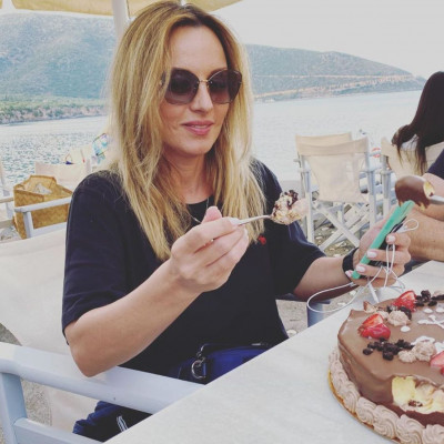 Λιώσαμε με τη φώτο! Η Ηλέκτρα ταΐζει τη μαμά Πέγκυ Ζήνα στο στόμα