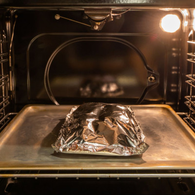 Αυτός είναι ο λόγος που δεν πρέπει να τυλίγετε το φαγητό με αλουμινόχαρτο