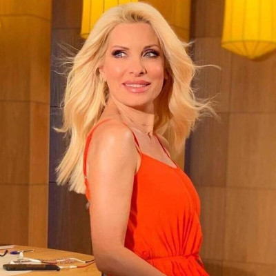 Ελένη Μενεγάκη: Δείτε την με μαγιό και χωρίς ρετούς στα Άχλα