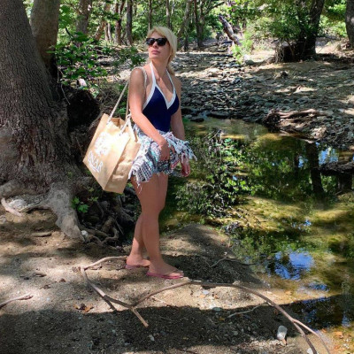 Η Ελένη Μενεγάκη φοράει το ίδιο μαγιό από economy brand για δεύτερη φορά