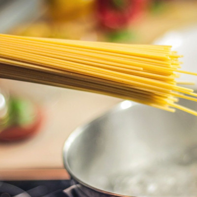 Πετάς το νερό από τα βρασμένα μακαρόνια; Δες γιατί να το σταματήσεις (photos)