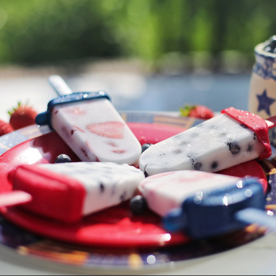 Πώς θα φτιάξεις τα πιο δροσιστικά ξυλάκια παγωτό από βατόμουρα