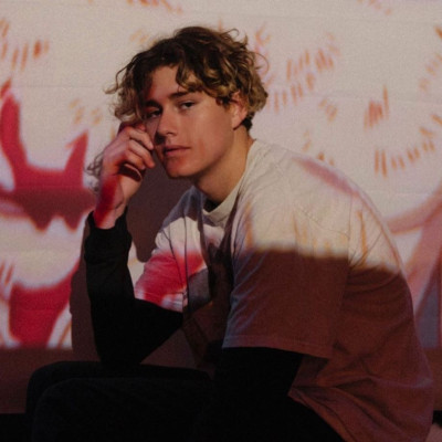 Αυτός είναι ο κούκλος διάσημος Tik-Toker και πρέπει να τον ακολουθήσεις ASAP