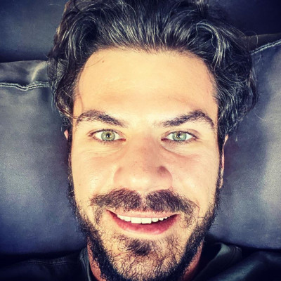 Ο Άκης Πετρετζίκης «ξαναχτυπάει»: Η επική απάντηση σε σχόλιο χρήστη