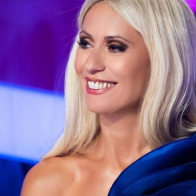 J2US: Το ντεκολτέ «μπόμπα» της Μαρίας Μπακοδήμου (photos)