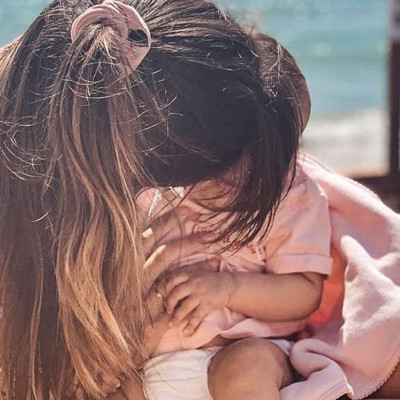 Για μπάνιο με την κόρη της στην παραλία η Ελληνίδα μαμά (pics)