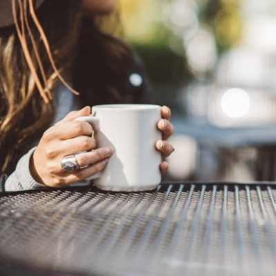 Ξέρουμε πού και πώς θα… πετσοκόψεις την τιμή του καφέ σου σε 1 ευρώ!