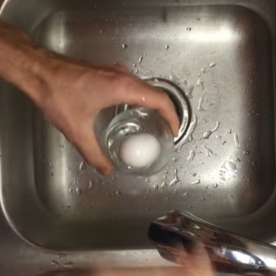 Βράζει αυγό και το βάζει σε ποτήρι - Δείτε γιατί (video)