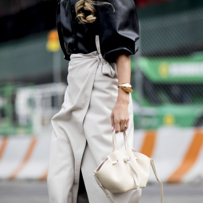 Πώς να φορέσεις τη φούστα σου για να δείχνει η μέση σου πολύ λεπτή