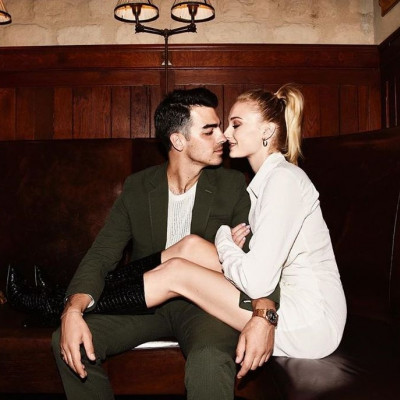 Sophie Turner: Η κοιλιά της πιο φουσκωμένη από ποτέ στη βόλτα με τον Joe