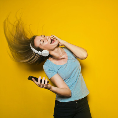 5+1 τραγούδια που θα σε γεμίσουν με θετικά vibes τις μέρες των εξετάσεων