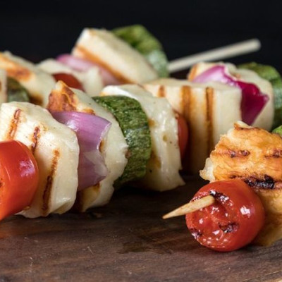 Άκης Πετρετζίκης: Σουβλάκια με χαλούμι, κολοκυθάκια και ντοματίνια