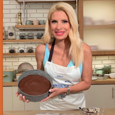 Ελένη Μενεγάκη: Έφτιαξε σοκολατόπιτα και έδωσε συνταγή - Έτοιμη σε λίγα λεπτά