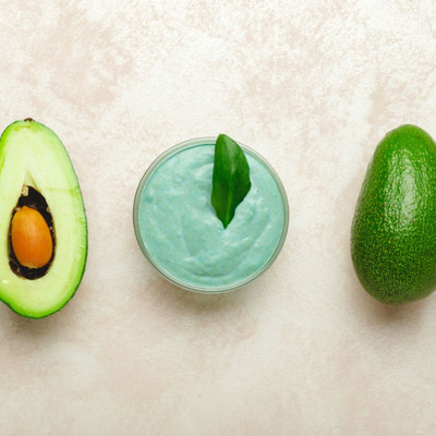 Σπιτική μάσκα μαλλιών με αβοκάντο για ενυδάτωση και λάμψη (vid)