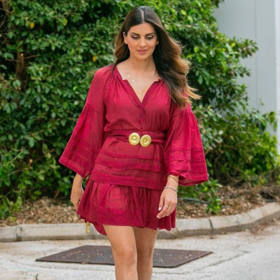 Το styling trick που λατρεύει η Σταματίνα Τσιμτσιλή και δείχνει τα χέρια πιο αδύνατα