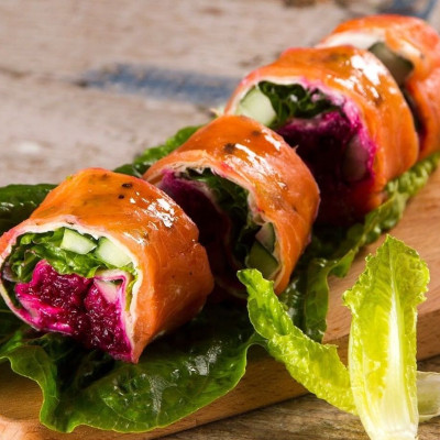 Άκης Πετρετζίκης: Ανάποδα ρολάκια σολομού