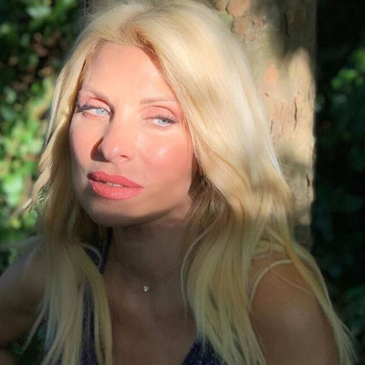 Μενεγάκη: Έκπληξη! Η Μαρίνα με το μαγιό της ποζάρει δίπλα στον μπαμπά της