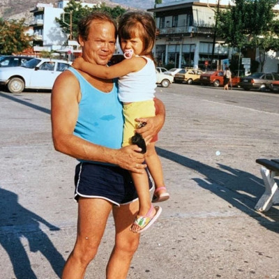 Ποια κούκλα Ελληνίδα παρουσιάστρια είναι το κοριτσάκι της φωτογραφίας;