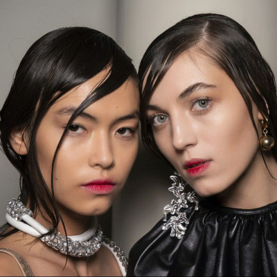 Mind blown! Αν έχεις λιπαρά μαλλιά πρέπει να λούζεσαι ανάποδα...