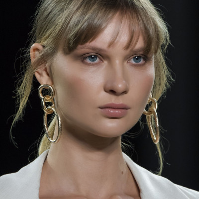 4 jewelry tricks που θα αναδείξουν τα καλοκαιρινά σύνολά σου