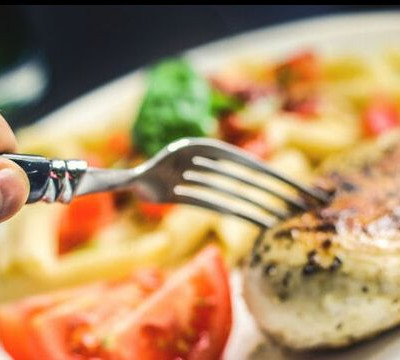 Αλήθεια, εσύ γνωρίζεις από πού προέρχεται και με τι τρέφεται το κοτόπουλο που αγοράζεις;