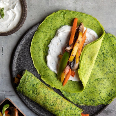 Άκης Πετρετζίκης: Κρέπες από σπανάκι με ψητά λαχανικά