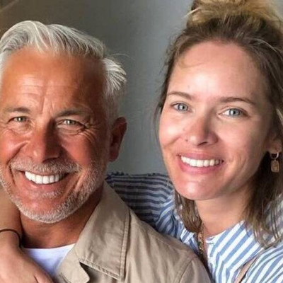 Ανίτα Μπραντ: Φούσκωσε πολύ και ποζάρει με μαγιό στη θάλασσα (Photos)