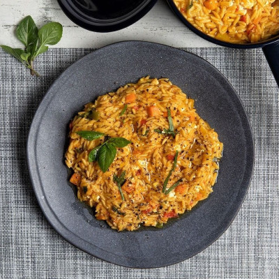 Άκης Πετρετζίκης: Κριθαράκι ολικής με ντομάτα και βασιλικό